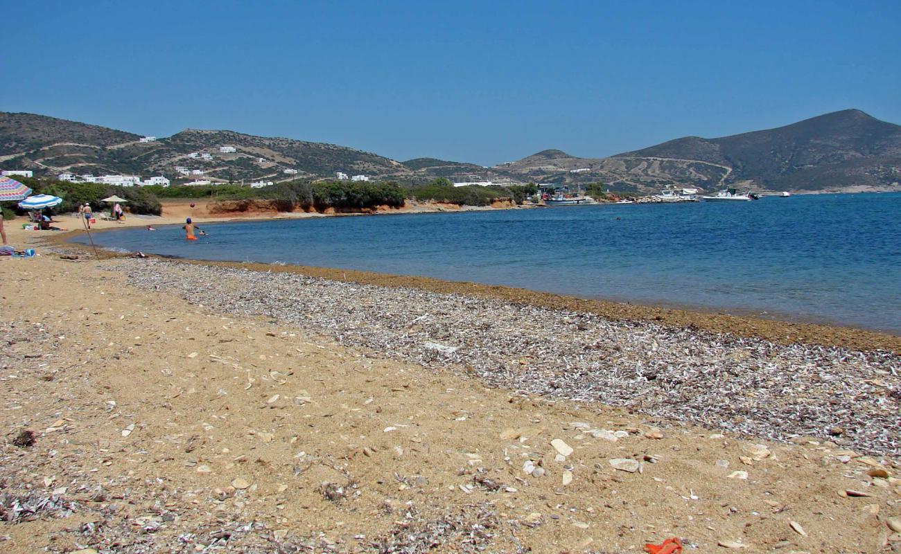 Foto de Agios Georgios beach con arena oscura superficie