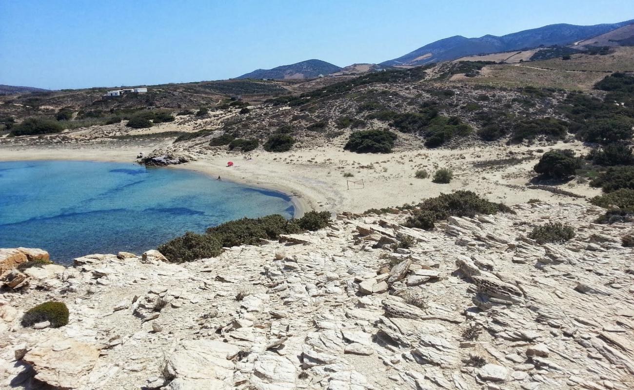 Foto de Livadia beach con arena oscura superficie