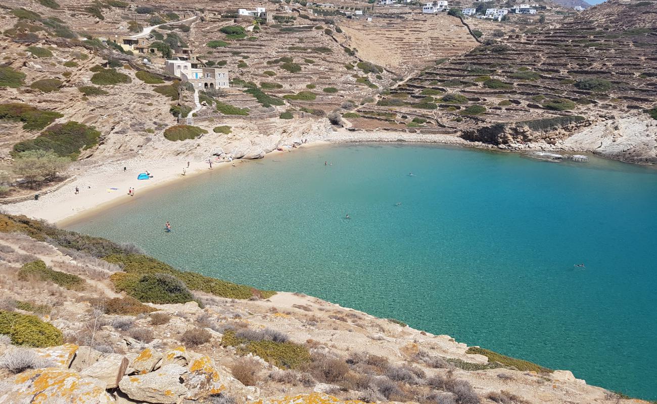 Foto de Kolitsani beach con arena fina oscura superficie