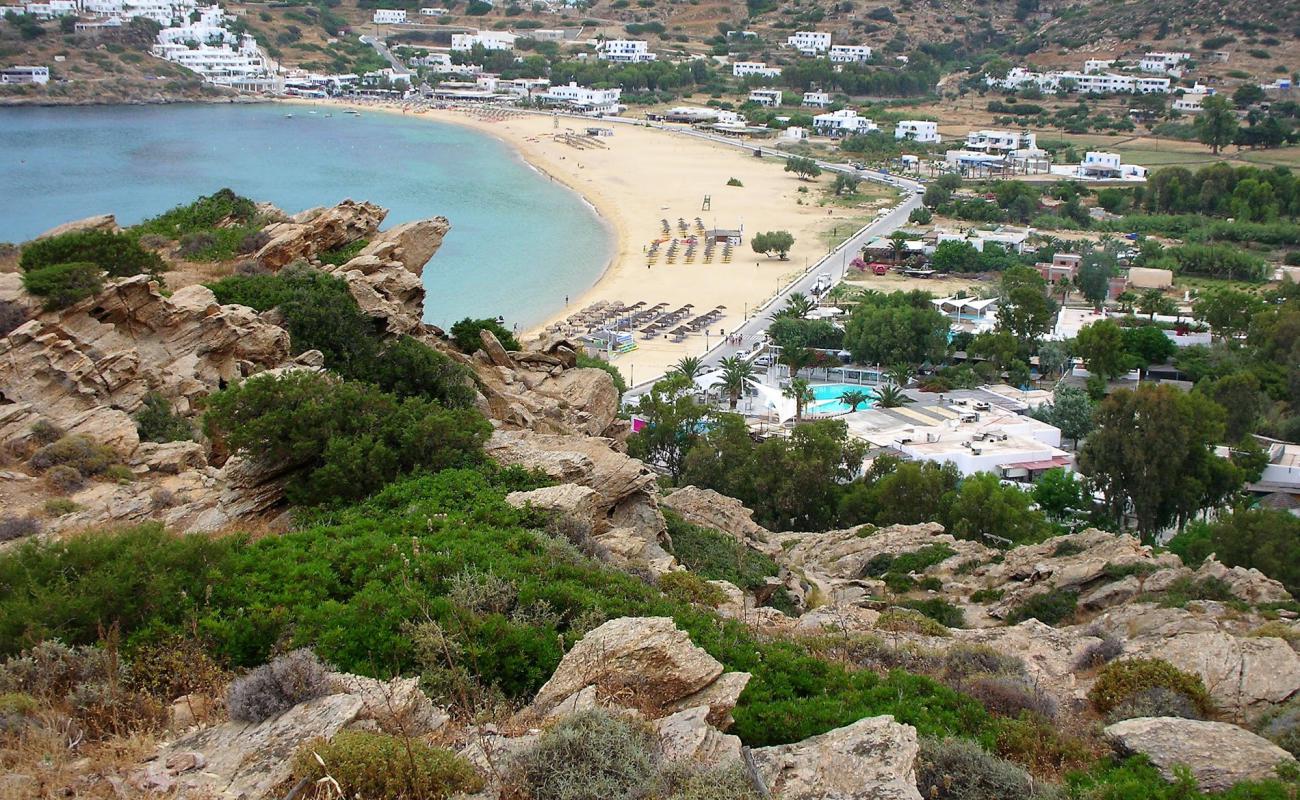 Foto de Paralia Gialos con arena oscura superficie