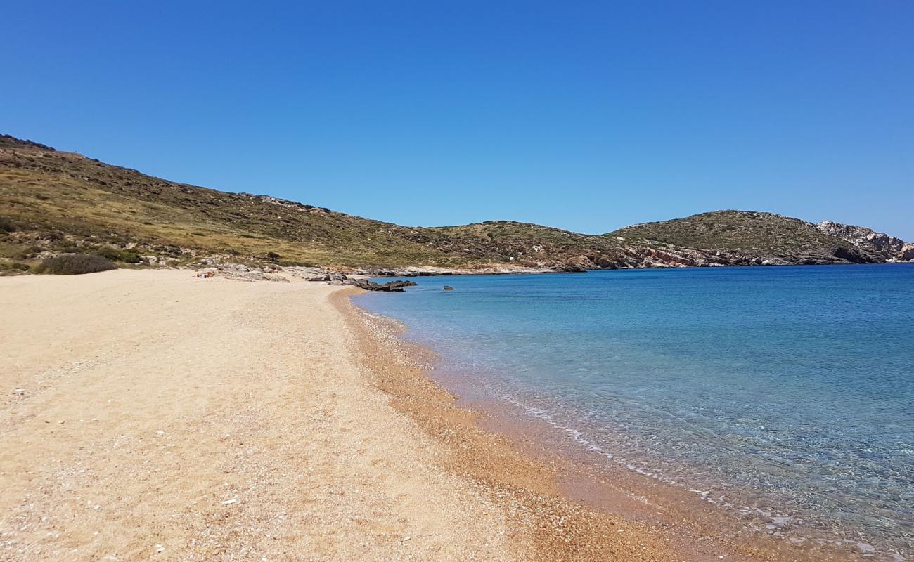 Foto de Paralia Psathi con arena/guijarros negro superficie