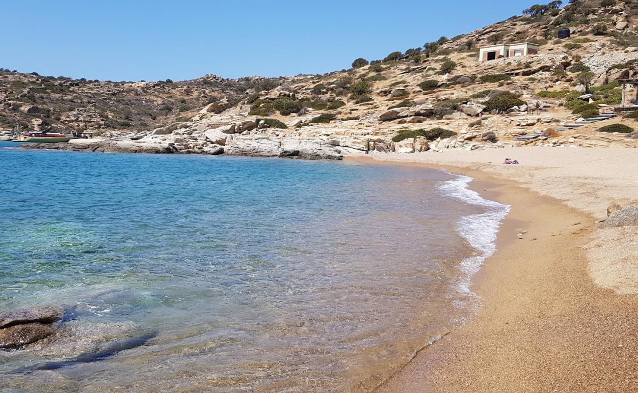 Foto de Paralia Pikri Nero con arena brillante superficie