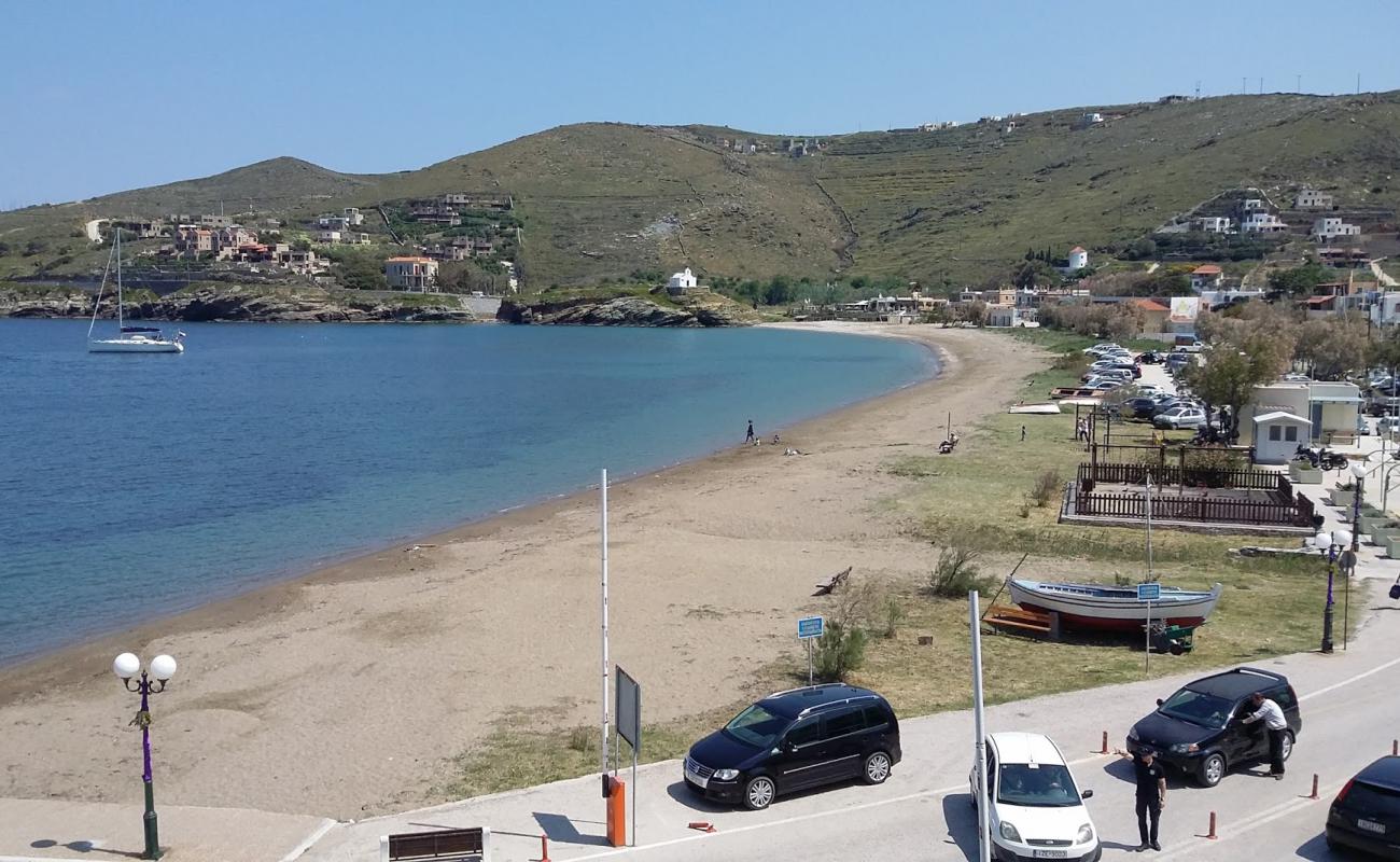 Foto de Livadhi beach respaldado por acantilados