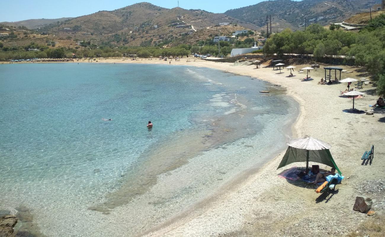 Foto de Paralia Otzias con arena oscura superficie