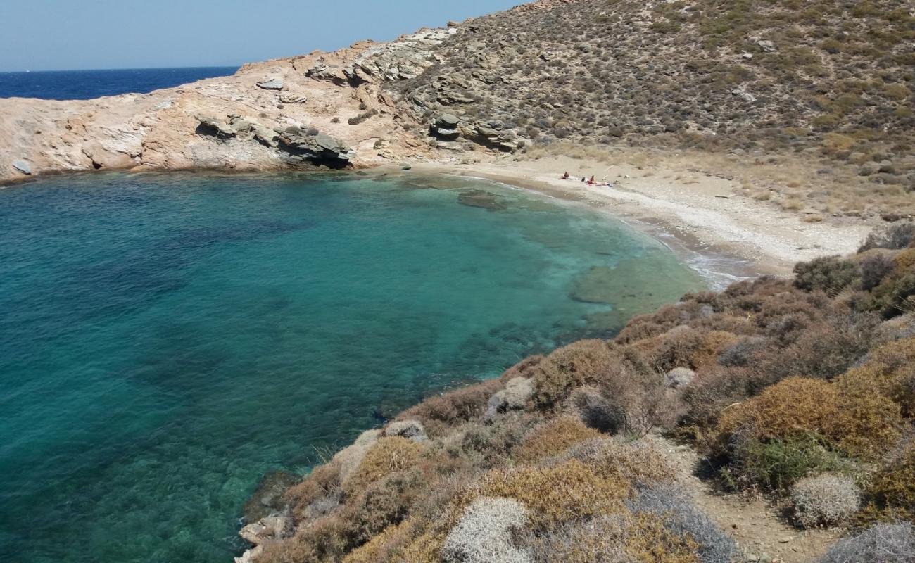 Foto de Ladous beach con arena fina y guijarros superficie