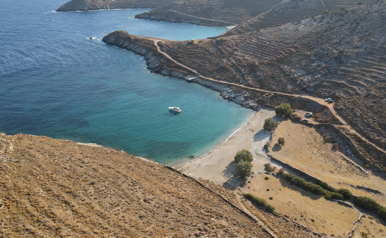 Foto de Kaliskia Paralia con arena fina y guijarros superficie