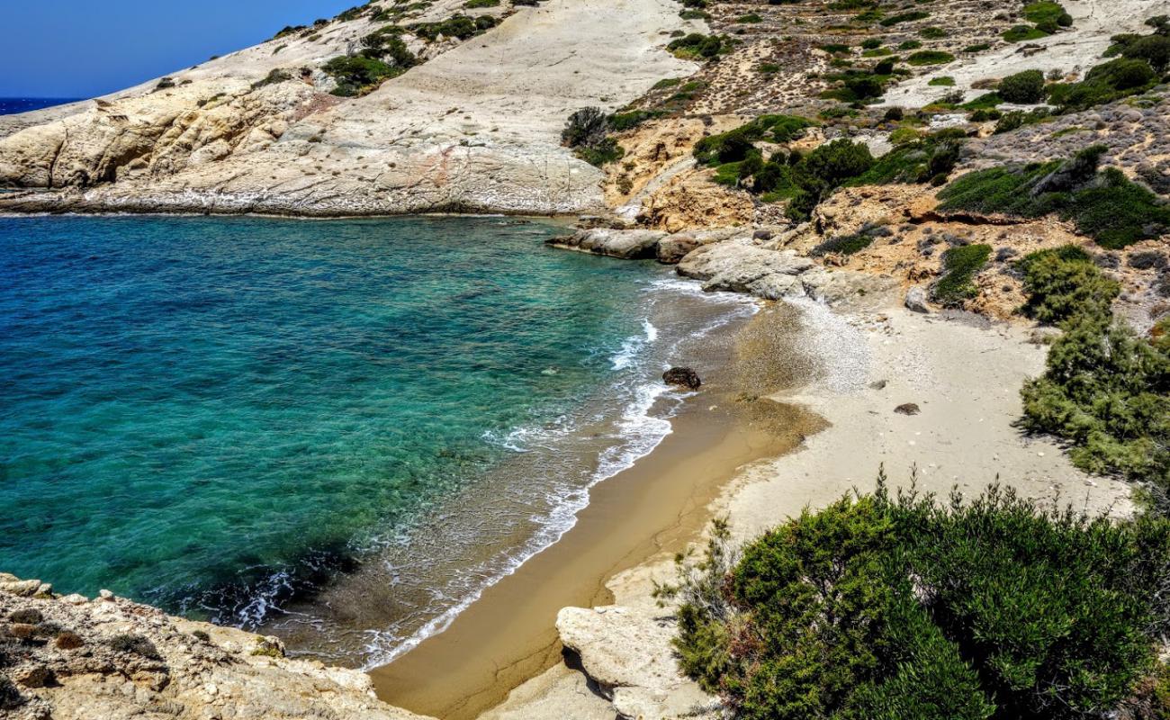 Foto de Paralia Agioklima con arena brillante y rocas superficie