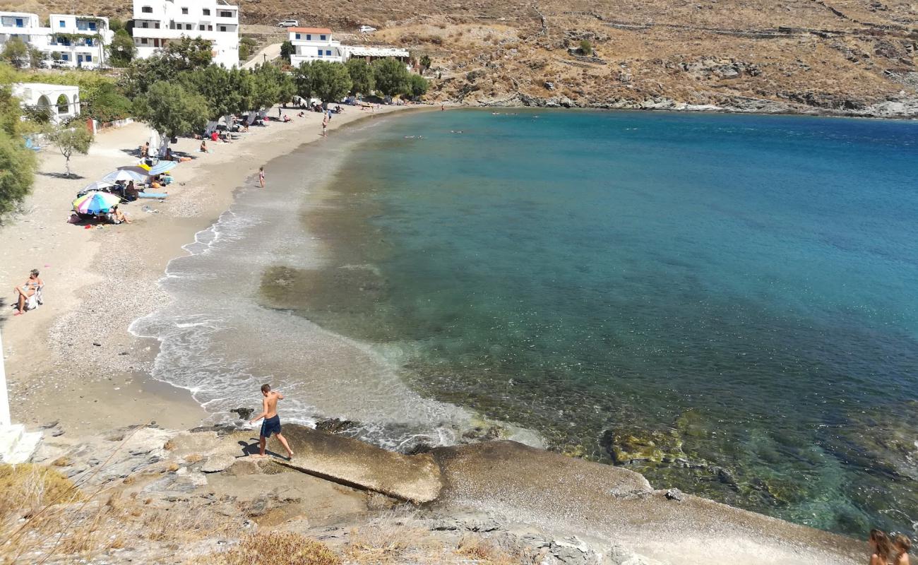 Foto de Paralia Lefkes con arena gris y guijarros superficie