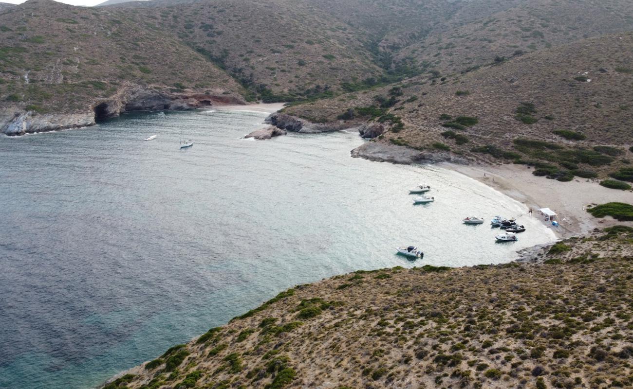 Foto de Paralia Makronissos con guijarro fino claro superficie