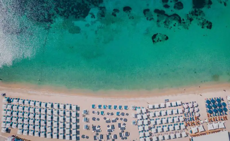 Foto de Playa de Ornos con brillante arena fina superficie