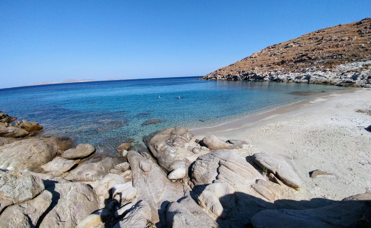 Foto de Kapari beach con arena brillante superficie