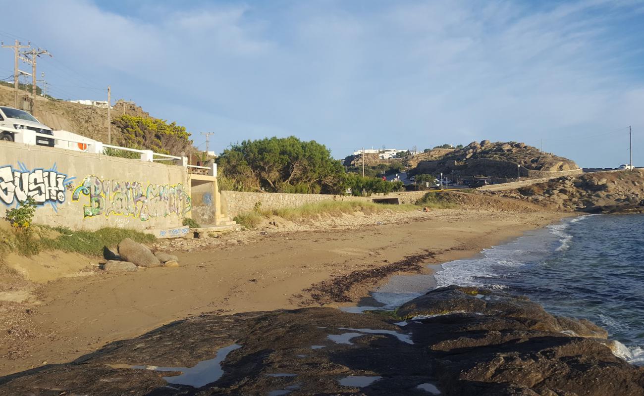 Foto de Agios Stefanos beach II con arena oscura superficie