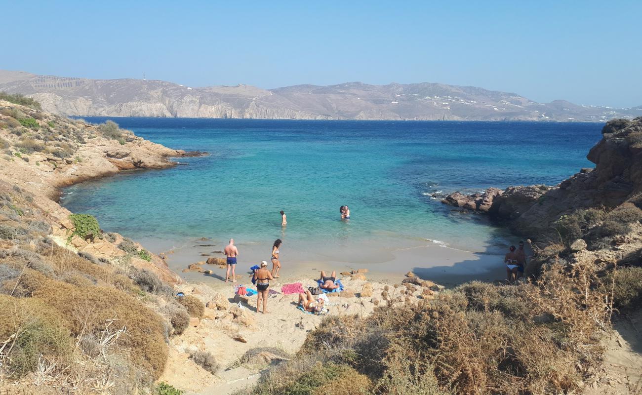 Foto de Lovers beach con arena fina oscura superficie