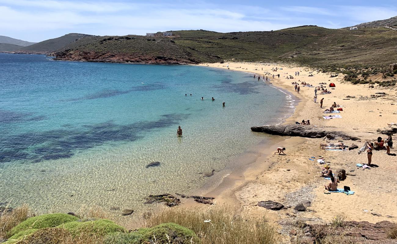 Foto de Agios Sostis beach con arena oscura superficie