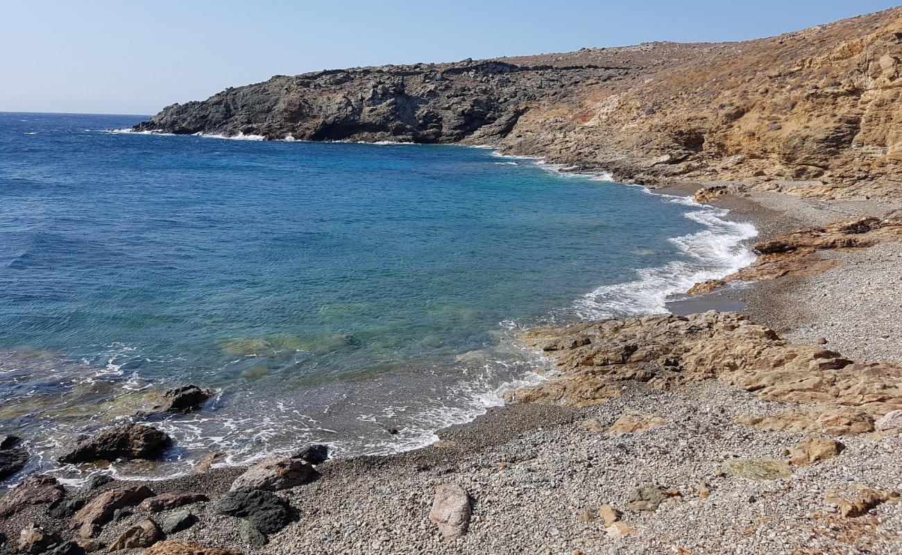 Foto de Paralia Kato Tigani con arena/guijarros negro superficie