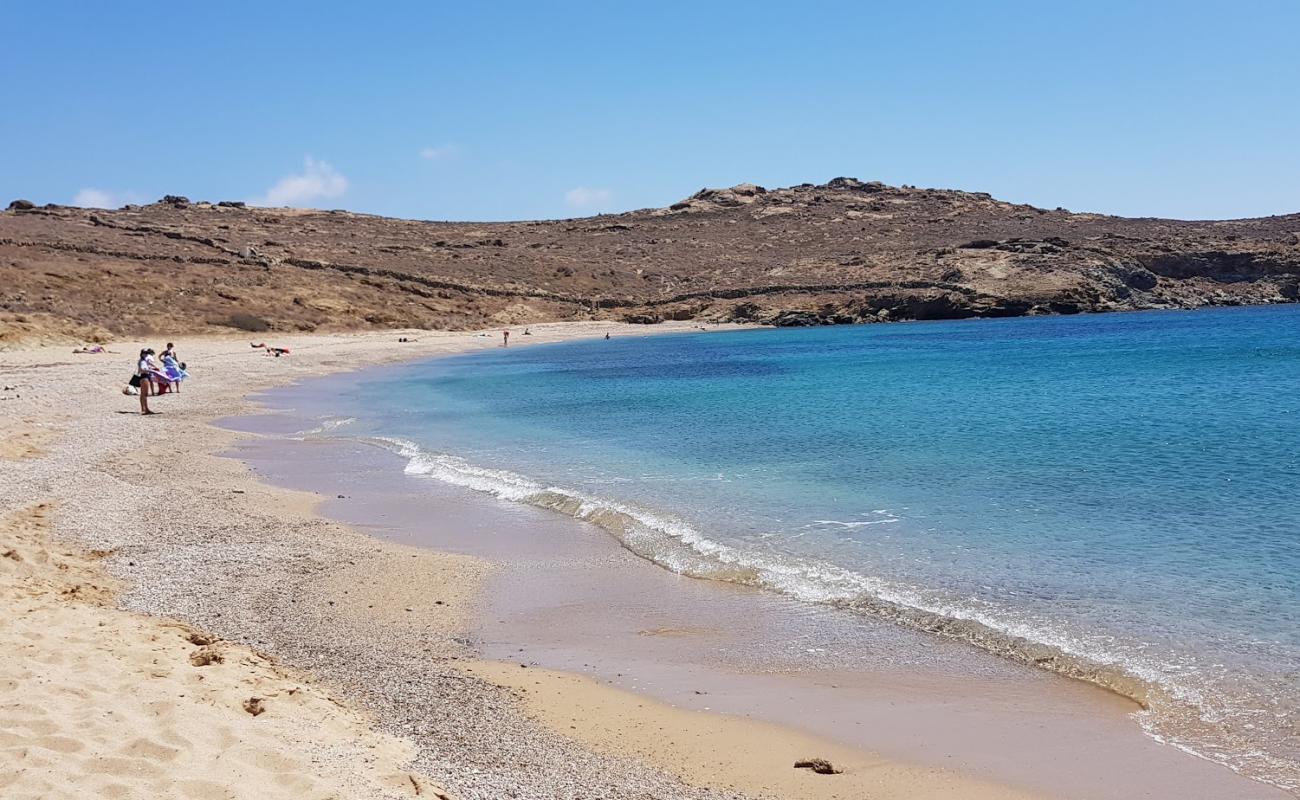 Foto de Frangias beach con guijarro fino oscuro superficie