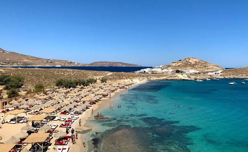 Foto de Playa de Agia Anna con arena oscura superficie