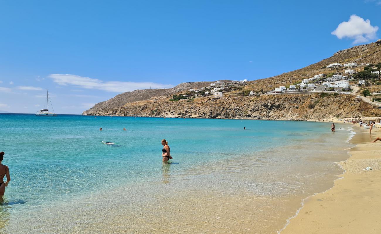 Foto de Playa de Kalo Livadi con arena oscura superficie