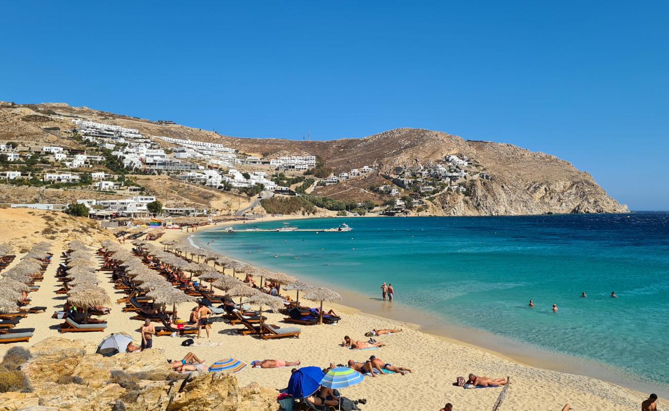 Foto de Playa Elia con arena fina oscura superficie