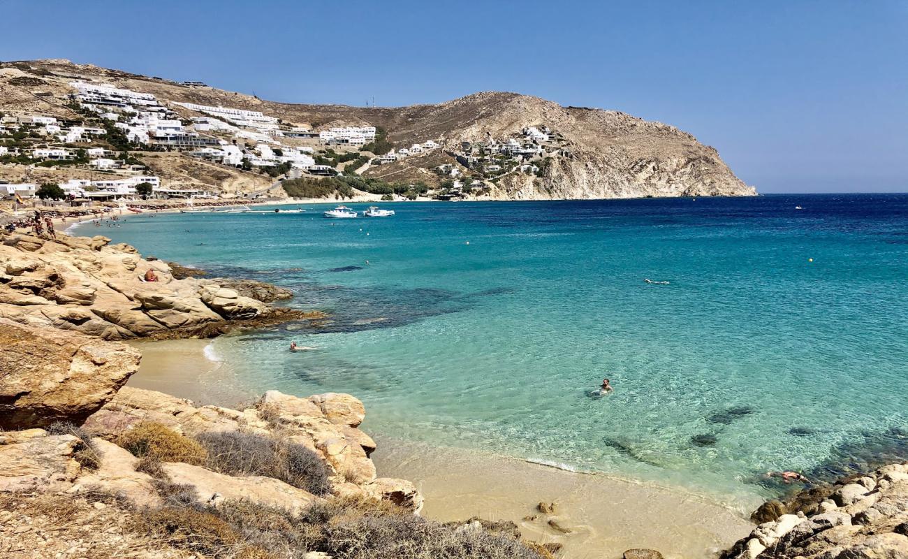 Foto de Elia beach II con arena oscura superficie