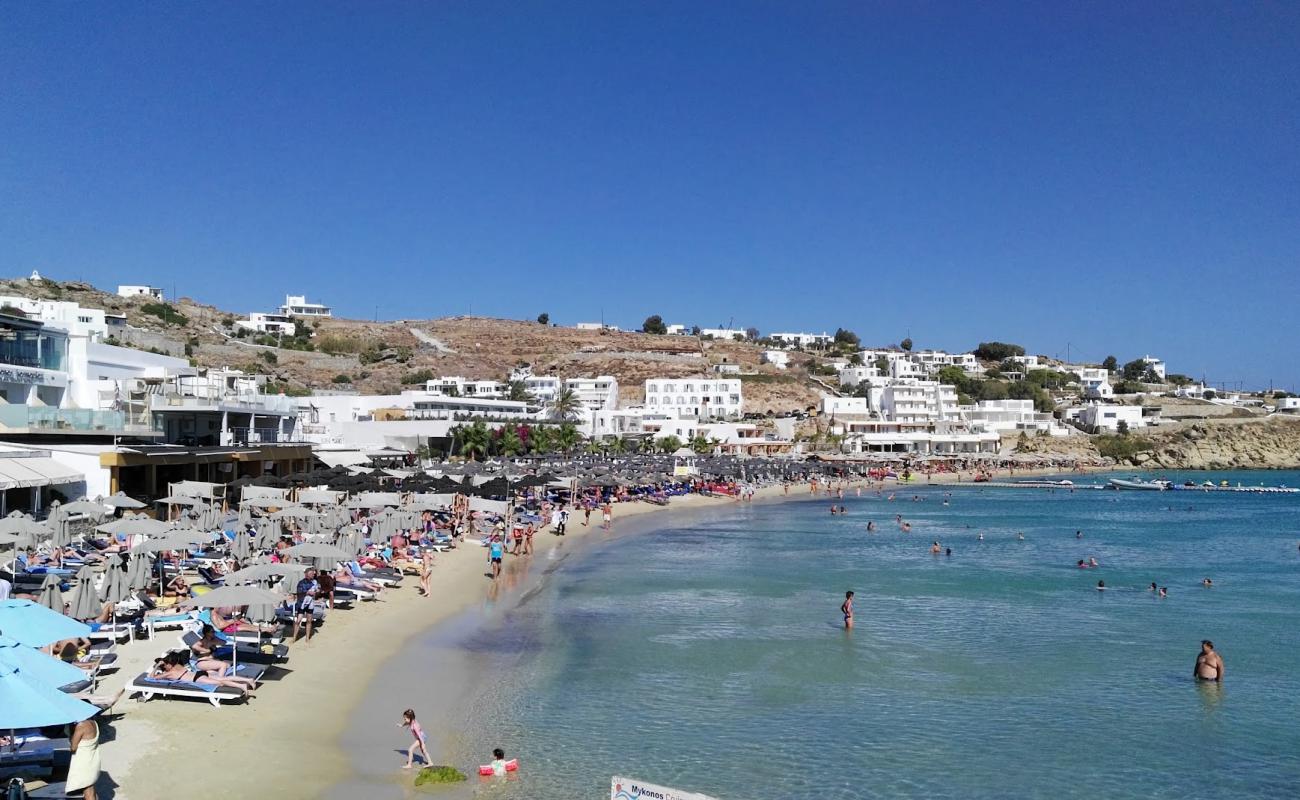 Foto de Playa de Platis Gialos con brillante arena fina superficie