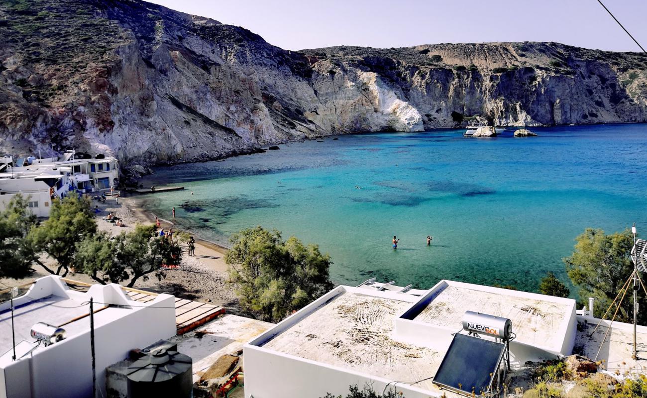 Foto de Firopotamos beach con arena fina y guijarros superficie