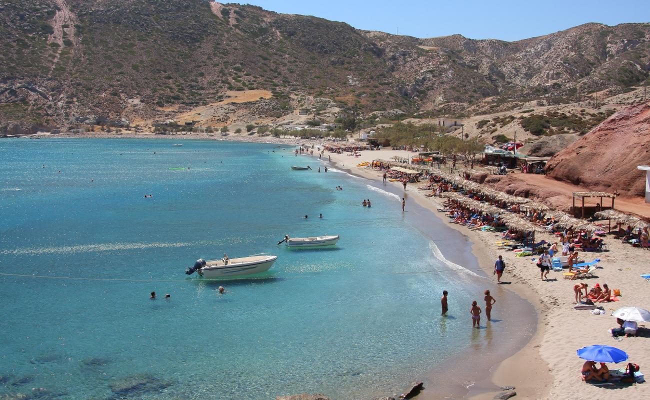 Foto de Agia Kiriaki beach con arena/guijarros negro superficie