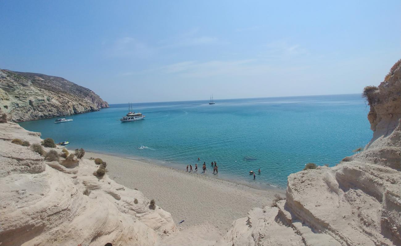 Foto de Playa de Kalamos con guijarro fino claro superficie