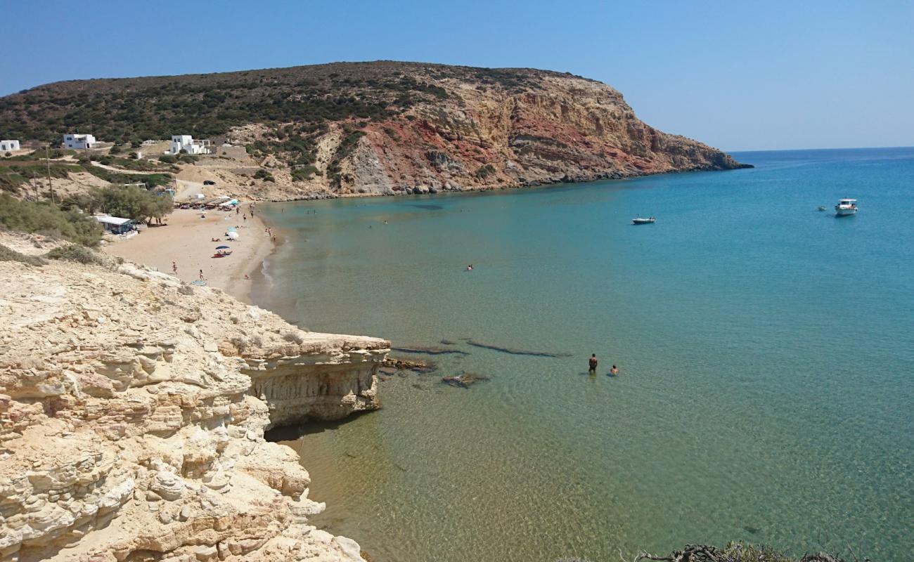 Foto de Playa de Provatas con arena fina oscura superficie