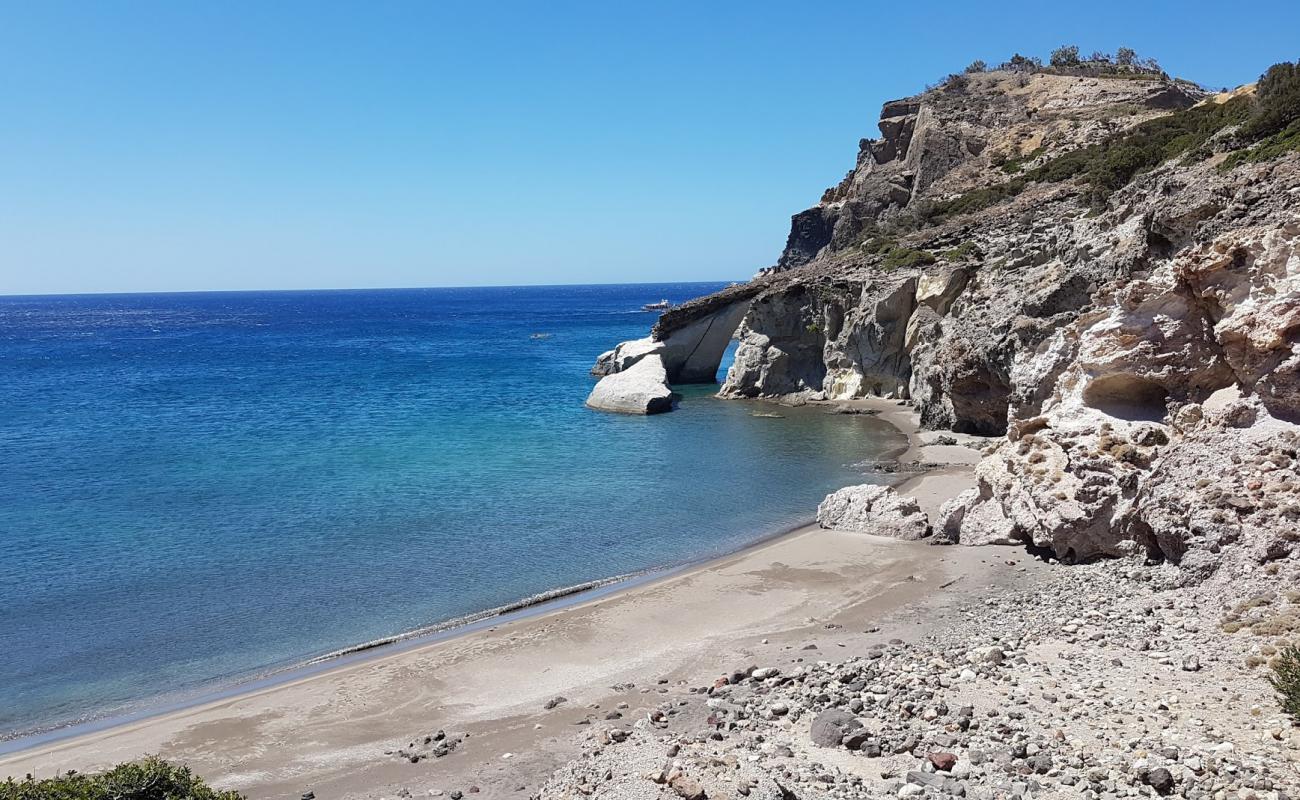 Foto de Paralia Gerontas con arena brillante superficie