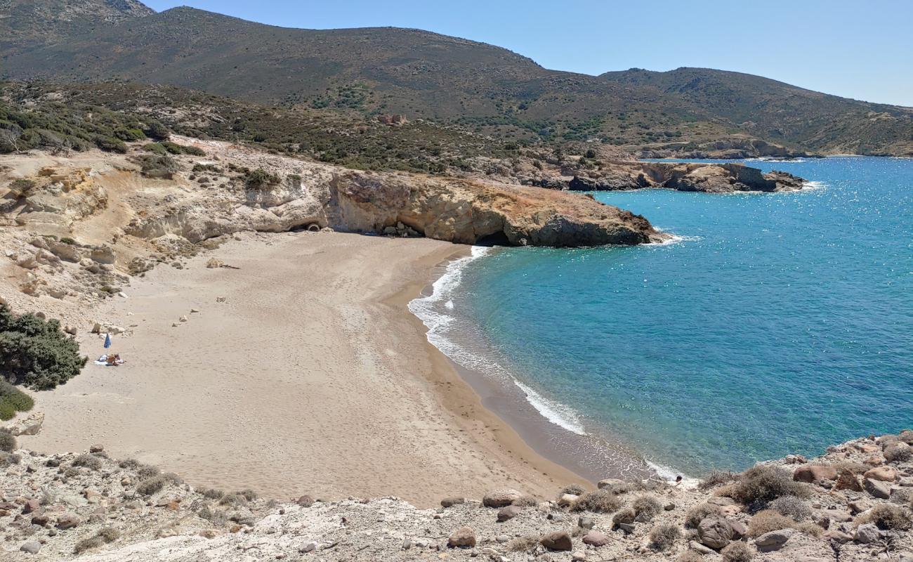 Foto de Triades beach con arena/guijarros negro superficie