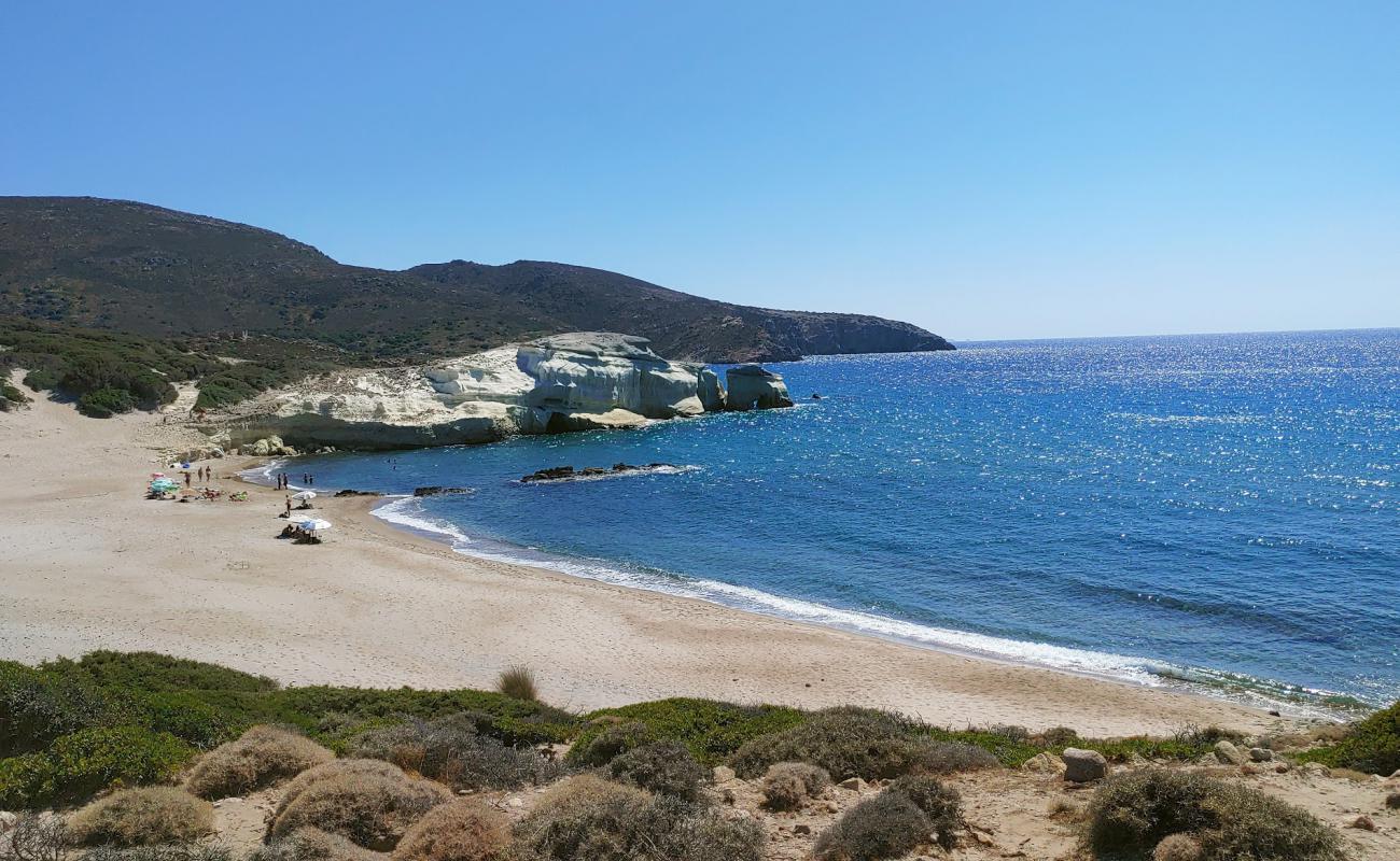 Foto de Triades beach II con arena oscura superficie