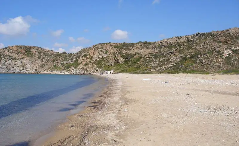 Foto de Paralia Fatourena con arena oscura superficie