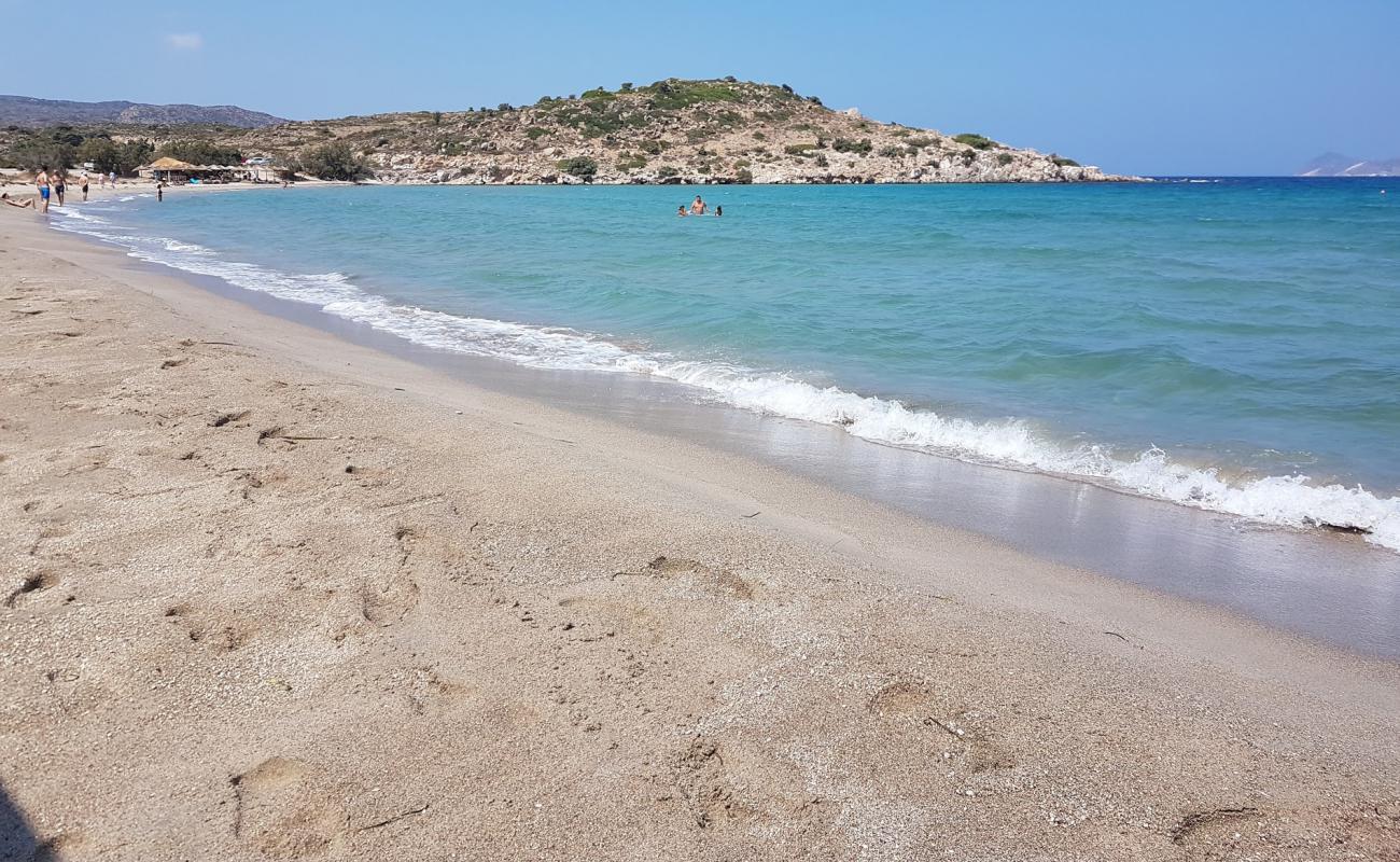 Foto de Achivadolimni beach con arena brillante superficie