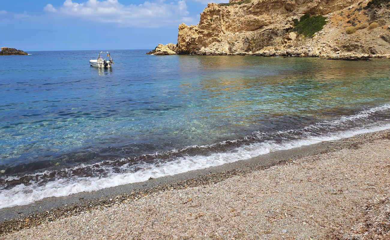 Foto de Mikra Bay con arena gris y guijarros superficie