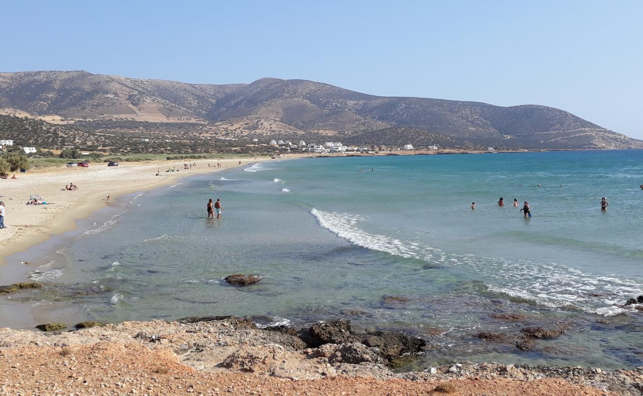 Foto de Playa de Agiassos con brillante arena fina superficie