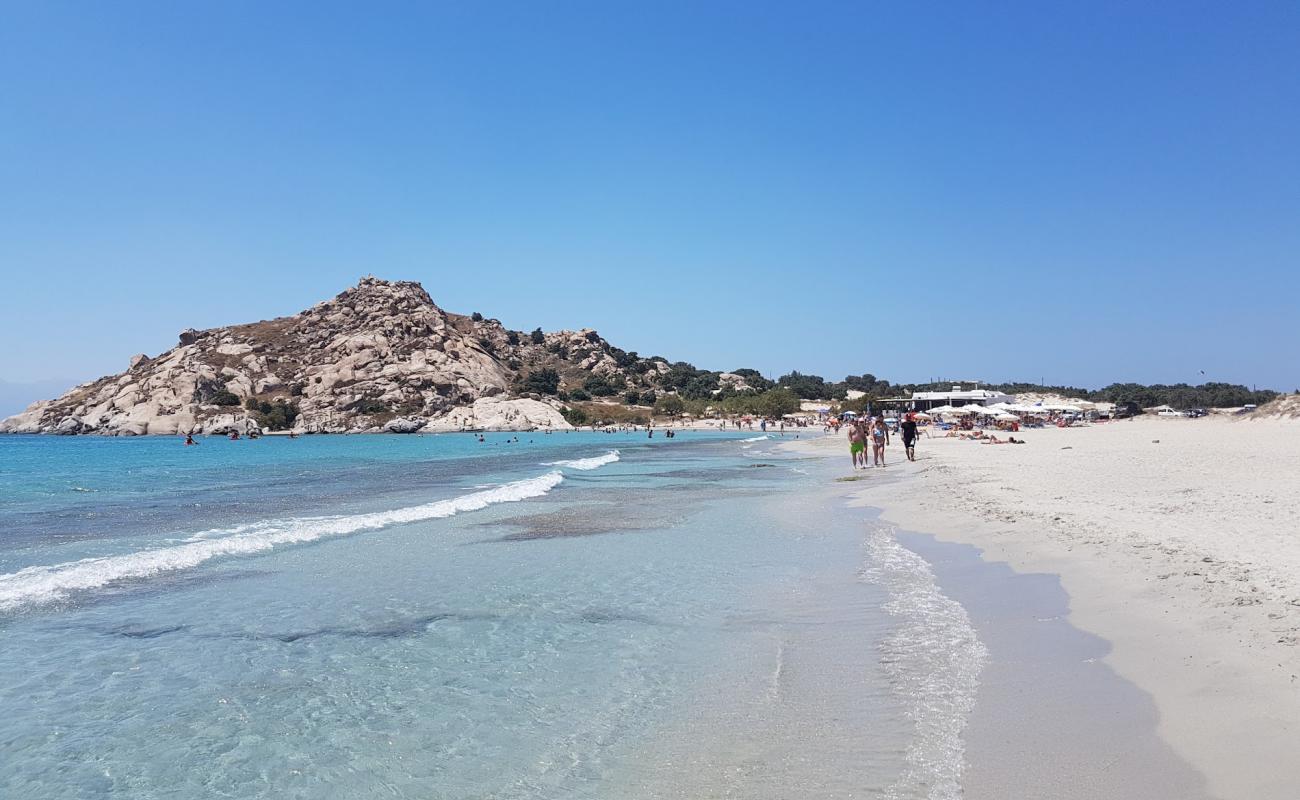 Foto de Playa de Kastraki con brillante arena fina superficie