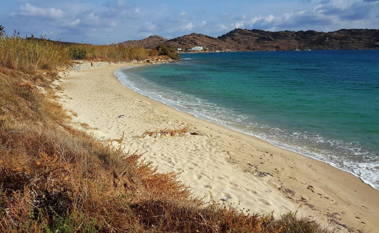 Foto de Kalamia beach con arena brillante superficie