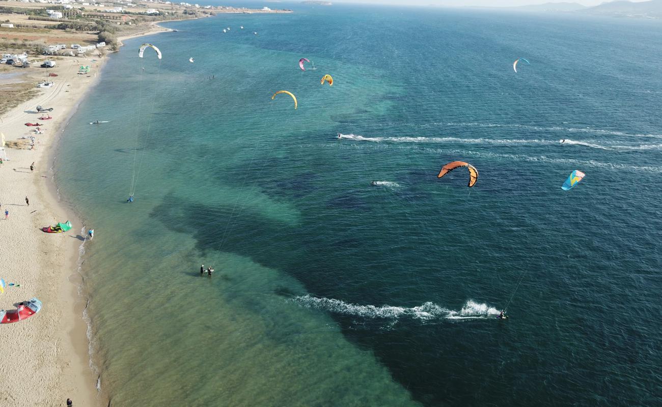 Foto de Paros Kite beach con brillante arena fina superficie