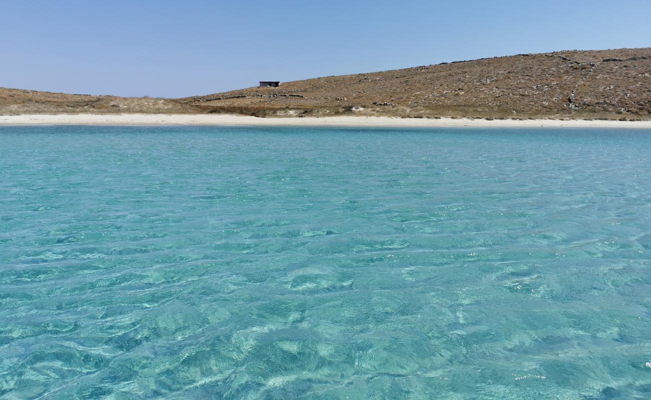 Foto de Skinos beach con arena fina y guijarros superficie