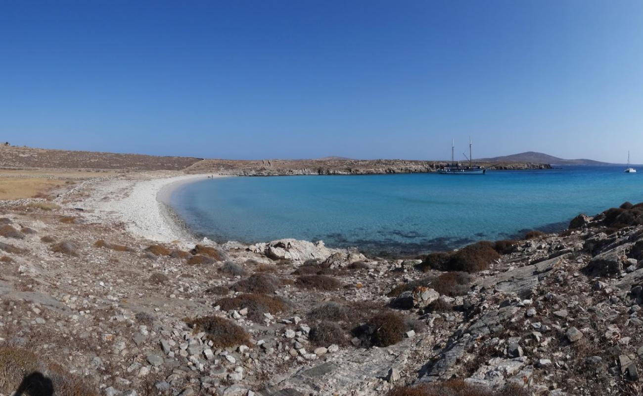 Foto de lygias beach con arena brillante y rocas superficie