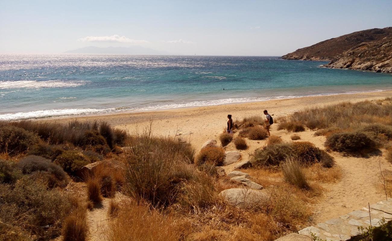 Foto de Paralia Karavi con arena brillante superficie