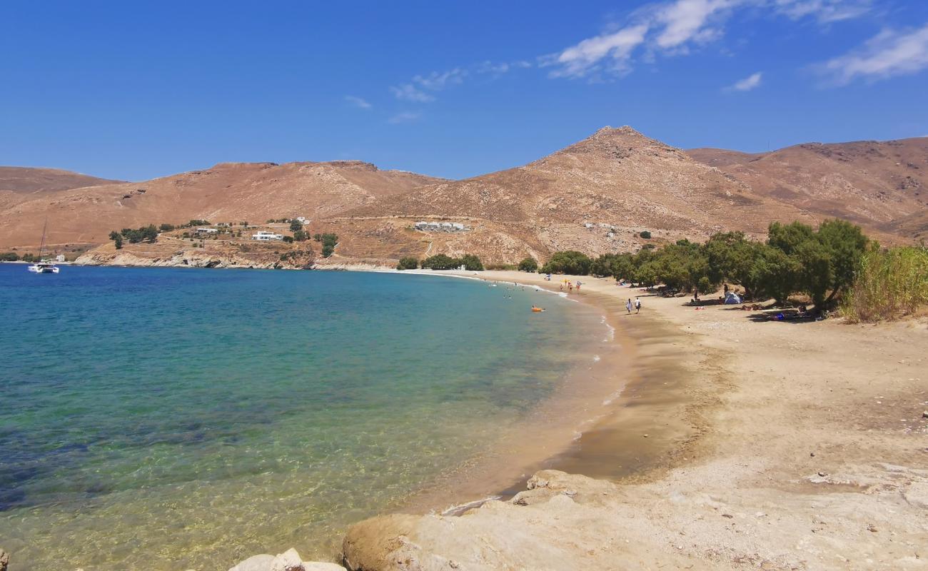 Foto de Paralia Koutalas con arena/guijarros negro superficie