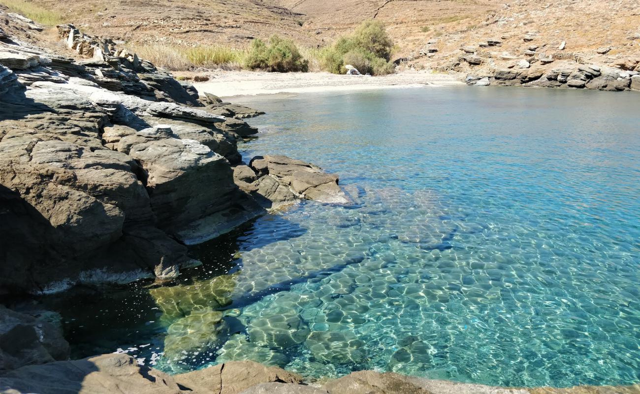 Foto de Vorino beach con arena gris y guijarros superficie