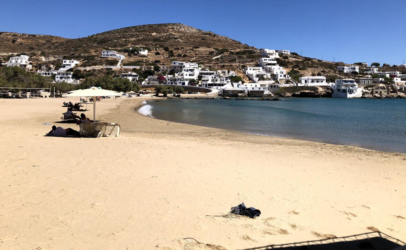 Foto de Sikinos' beach con arena oscura superficie