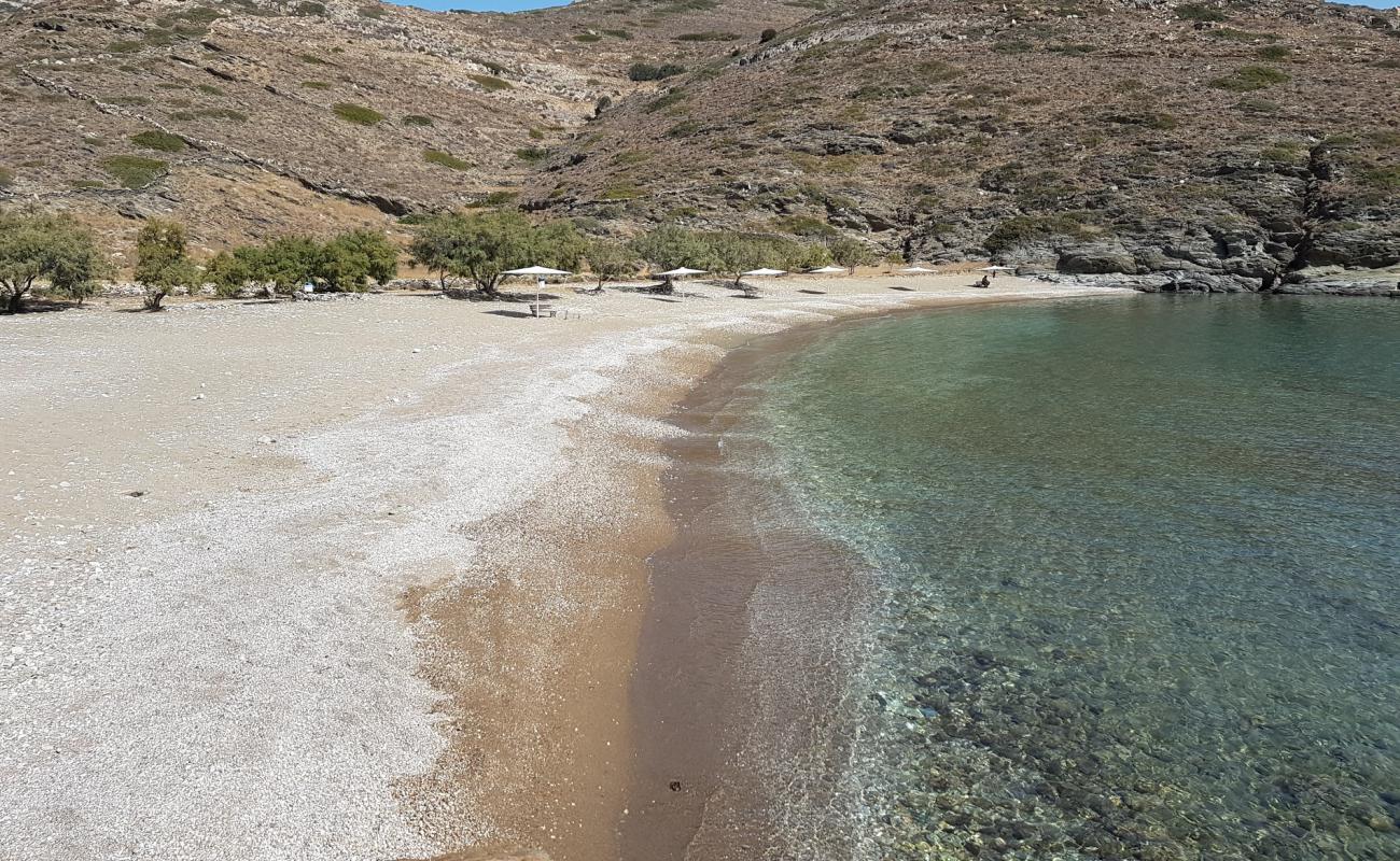 Foto de Agios Georgios con arena/guijarros negro superficie