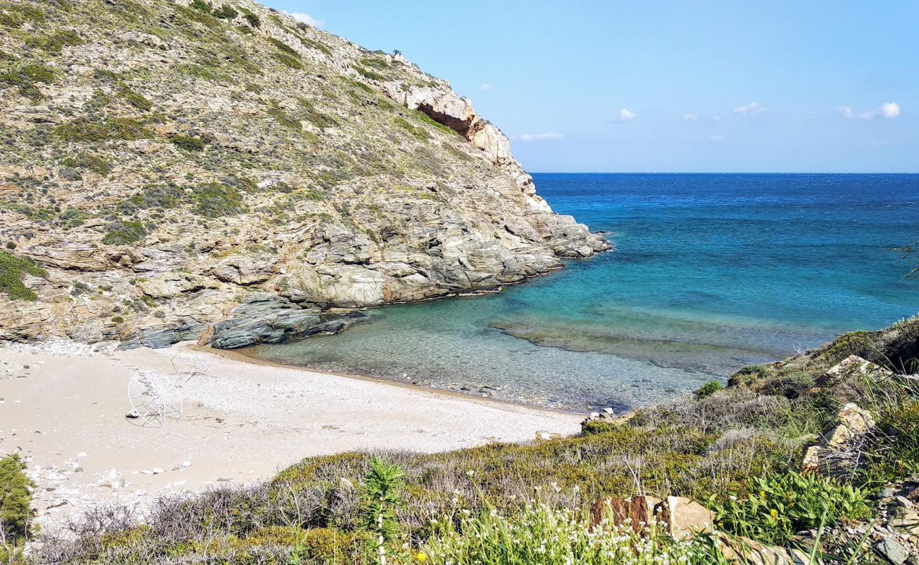 Foto de Dialiskari beach con arena/guijarros negro superficie