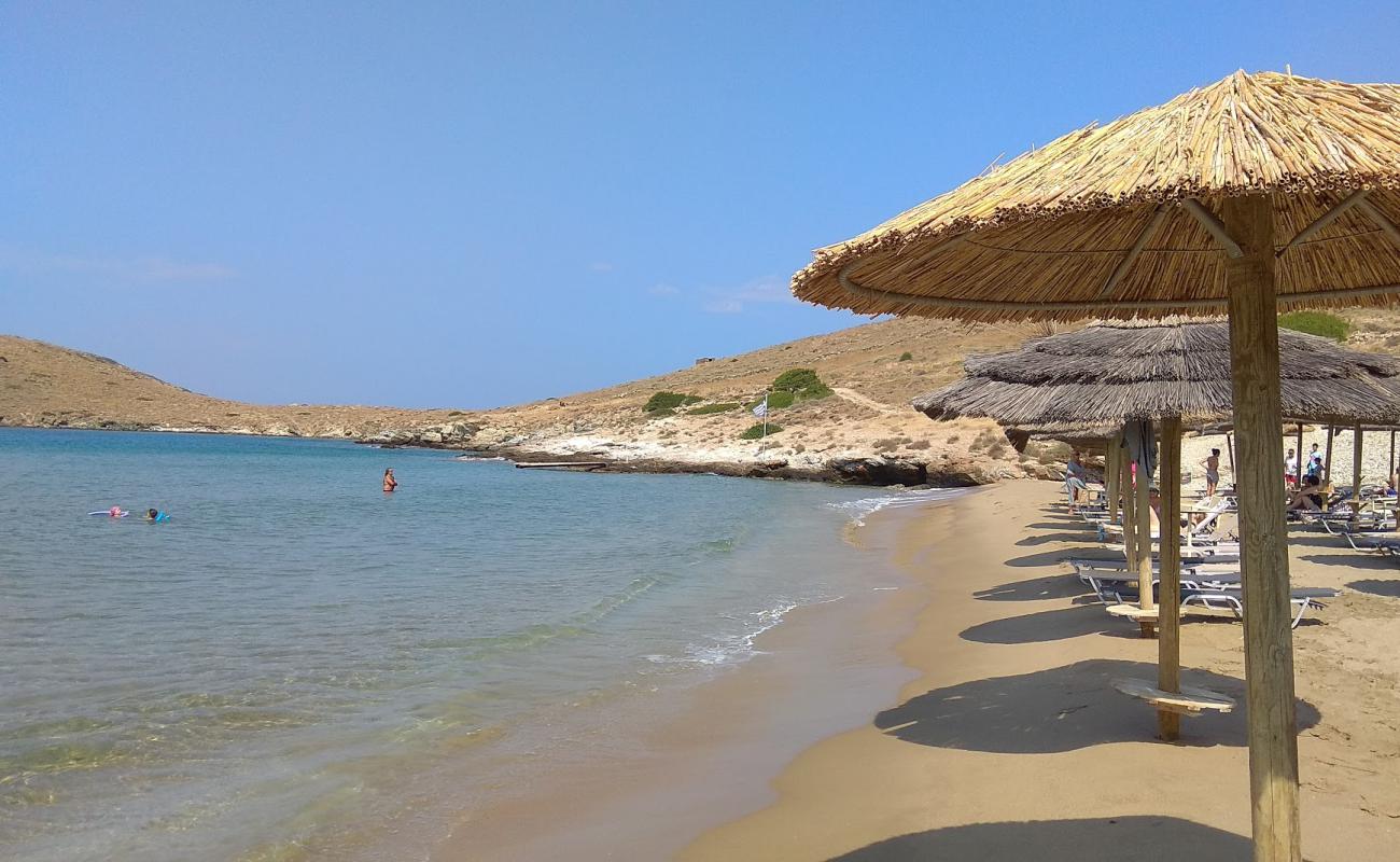 Foto de Paralia Delfini con brillante arena fina superficie