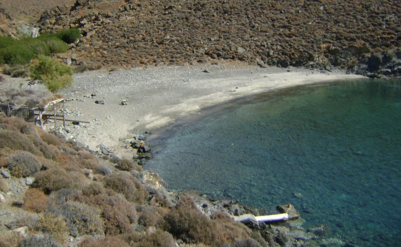 Foto de Megas Lakos con arena gris y guijarros superficie