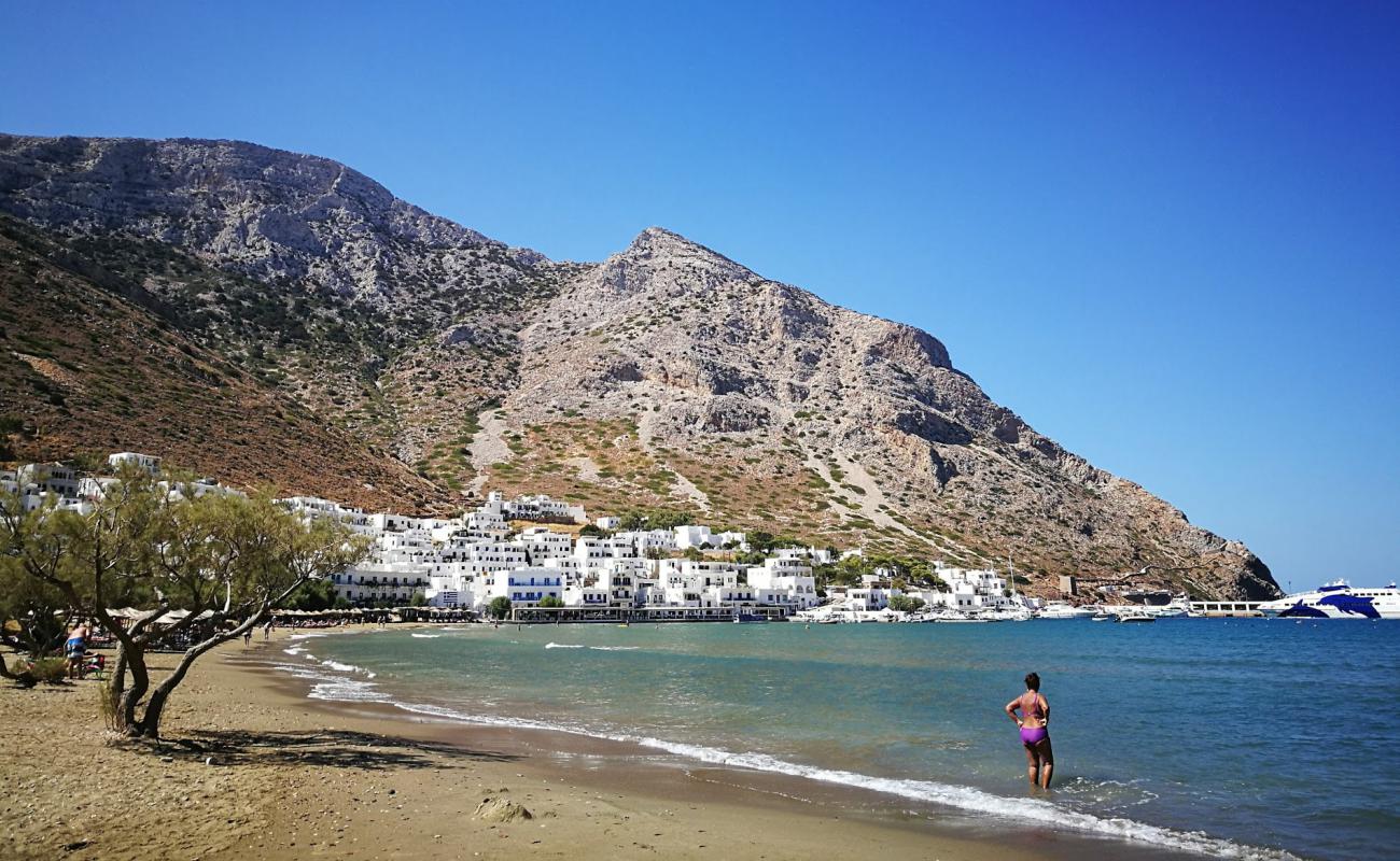 Foto de Kamares beach con arena brillante superficie